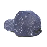 Gorra de béisbol azul con apliques brillantes.