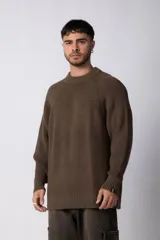 Sweater negro de tejido grueso con cuello redondo y corte relajado.