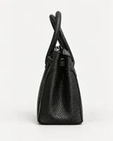 Cartera estructurada de textura granulada color negro, con doble asa corta y herrajes metálicos plateados.