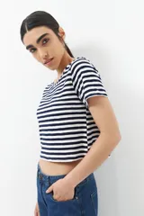 Remera corta a rayas horizontales azul marino y blanco, de manga corta y corte ajustado.