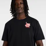 Remera de algodón de manga corta y cuello redondo, color negro, con un gráfico serigrafiado pequeño en el pecho que representa un tazón de ramen.