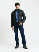 Campera acolchada tipo puffer de color negro, con cuello alto, cierre frontal y diseño de costuras horizontales.