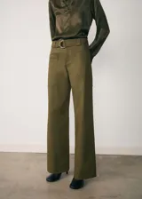 Pantalon de corte wide leg en color verde militar, con tiro alto y bolsillos frontales tipo cargo. Incluye trabillas y un cinturón desmontable con hebilla metálica.