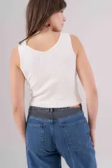 Musculosa con diseño color block, mitad negra y mitad gris claro, con cuello en V y logo bordado en el pecho.