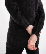 Buzo de tejido peluche negro con cuello redondo y manga larga. Presenta un estampado frontal en rojo que dice "BAD FOR YOU", donde la palabra "YOU" está reemplazada por un corazón.