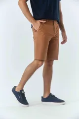 Bermuda tipo chino de gabardina texturizada, con diseño de cinco bolsillos, cierre de cremallera y botón frontal.