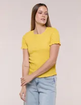 Blusa de calce al cuerpo con textura elastizada fruncida y diseño de rombos, cuello redondo de terminación ondulada, mangas cortas y ruedo con acabado ondulado.