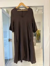 Vestido midi color marrón chocolate, de lino, con escote en V, mangas tres cuartos y bolsillos laterales.