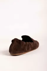 Mocasines de gamuza color marrón con diseño clásico de antifaz y costuras reforzadas en la puntera.