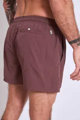 Short de baño color marrón con cordón ajustable en la cintura.