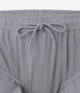 Bermuda deportiva de running color gris, con cintura elástica, ajuste interno y bolsillo trasero con cierre. Confeccionada en tejido técnico de poliéster y elastano.
