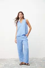 Musculosa celeste de lino con escote en V y sin mangas.