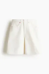 Bermuda de cinco bolsillos en denim de algodón rígido, color blanco, de tiro alto con cierre y botón.