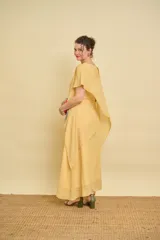 Vestido largo de gasa color mostaza, de diseño en capas superpuestas con diagonales y mangas cortas abiertas.