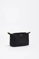 Neceser de nylon color negro con diseño trapecio, cierre superior y logo de la marca estampado en letras doradas en el frente.