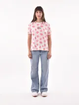 Remera de manga corta con estampado camuflado en tonos verdes, marrones y blancos. Cuenta con cuello redondo y ribetes en color rosado, además de un delicado bordado central con la palabra "XOXO" en tono rosado a juego.