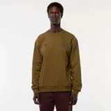 Buzo de felpa de cuello redondo, color verde militar (kaki), con estampado sutil en el pecho.