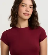 Blusa básica de mujer marca Blue Steel, confeccionada en tejido rib de algodón con elastano. Presenta un diseño ajustado al cuerpo, cuello redondo y mangas cortas.