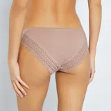 Pack de tres braguitas clásicas de algodón en color beige, negro y rosa, con detalle de encaje en los bordes.