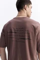 Remera de manga corta color marrón, con escote redondo y estampado de lettering en la espalda.