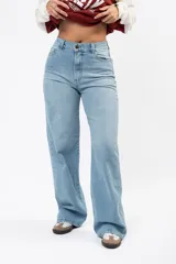 Jean de tiro alto con corte wide leg y pierna ancha, confeccionado en denim de tono celeste claro con efecto lavado.