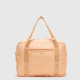 Bolso deportivo tipo duffel de diseño acolchado, color verde menta. Cuenta con compartimento lateral independiente para calzado, bolsillo frontal con cierre y correas de mano con logo grabado. Incluye correa ajustable para el hombro.