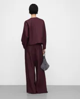 Pantalón ancho azul marino de viscosa y lino, con cintura elastizada en la espalda, doble pinza en el delantero y bolsillos laterales.