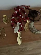 Collar con cuentas de coral rojo, perlas blancas y dije de bronce con forma de pez.