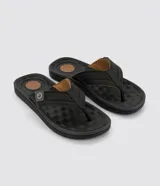 Ojotas de dedo Cartago Alabama para hombre, confeccionadas en PVC color negro, con plantilla anatómica texturizada y tiras largas con detalle de costura.