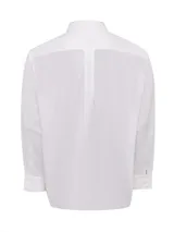 Camisa de manga larga RKF de corte regular, color blanco con sutiles rayas verticales rosadas. Cuenta con cuello italiano, cierre frontal con botones, bolsillo en el pecho con logo bordado y puños ajustables con botones.