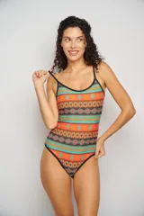 Malla entera con corte clásico, breteles ajustables y cavada de cola.