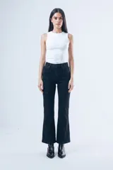 Jeans de denim negro de tiro alto y corte recto, con costuras verticales decorativas en el frente que estilizan la silueta.