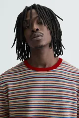 Camiseta de punto de rayas multicolor con cuello redondo y ribete rojo, de manga corta y corte regular fit.