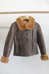 Campera de cuero genuino marrón con interior y detalles de piel sintética en cuello y puños, con cierre frontal y bolsillos.