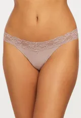 Panty colaless color beige con detalle de encaje floral en la cintura.
