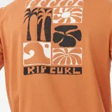 Remera color naranja con estampado en el pecho con motivos de playa y el logo de Rip Curl.