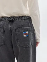 Jean de tiro bajo, corte loose fit, color gris oscuro con efecto lavado.