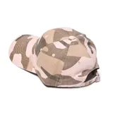 Gorra tipo baseball con estampado camuflado en tonos rosados y marrones.