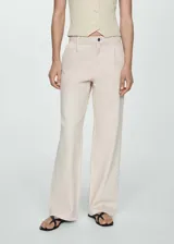 Pantalón de jean estilo vaquero en color beige, de tiro medio y diseño recto. Presenta cierre de cremallera con botón, trabillas en la cintura y detalle de pinzas frontales.