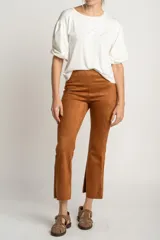 Remera blanca de manga corta abullonada con textura de puntos en relieve, escote redondo y calce holgado.