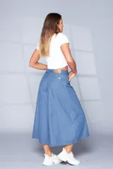 Pantalón culotte de jean camisero color celeste, de corte ancho y largo midi.