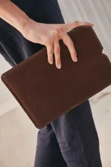 Funda porta iPad de cuero engrasado color marrón con costuras a contratono.
