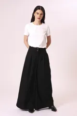 Pantalón palazzo negro de tiro alto con pinzas y dos botones en la cintura.