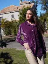Camisa de terciopelo azul marino, de manga larga con puños abotonados y bolsillos frontales con solapa.