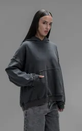 Hoodie oversize de algodón con efecto desgastado, costuras expuestas y roturas decorativas. Presenta capucha, bolsillo frontal tipo canguro y terminaciones deshilachadas.