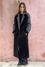 Tapado largo de lana color negro con mangas en paño de lana gris con diseño de espiga.