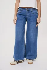 Jean wide leg de tiro medio, con pierna amplia de caída recta, diseño de cinco bolsillos, pasacintos y cierre frontal con botón y cremallera.
