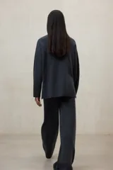 Sweater de tejido de punto color gris topo, con escote en V pronunciado y mangas largas amplias.