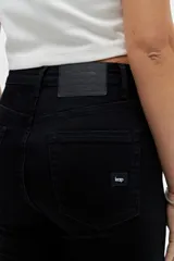 Jean negro de tiro alto, corte ajustado y largo al tobillo.