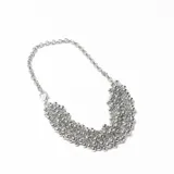 Collar de diseño tipo pechera compuesto por múltiples eslabones de cadena y pequeñas esferas metálicas plateadas, con cierre de mosquetón.